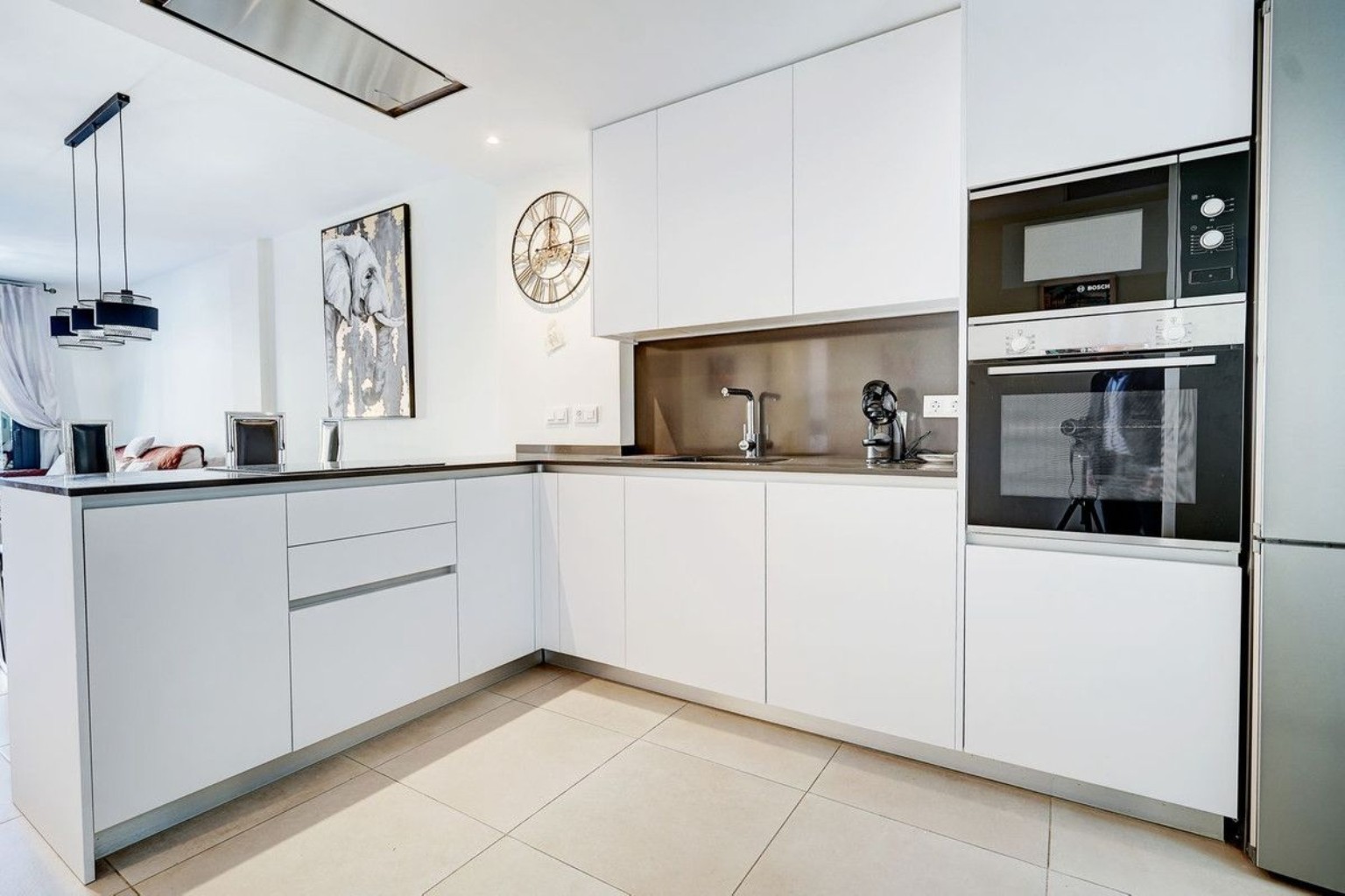 Cocina moderna en una vivienda en España
